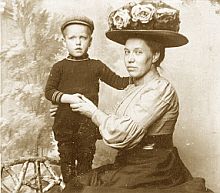 Johanna Margaretha Noordanus (*1877) met haar zoon Jan Willem van Maanen (*1906)