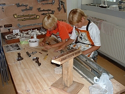 Kleinzoons Lars en Stan  van Maanen in de pijpenmakerij, 11/7-2006